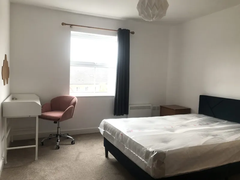 Spacious 2 Bed Flat // Jul 2026 - Image 3